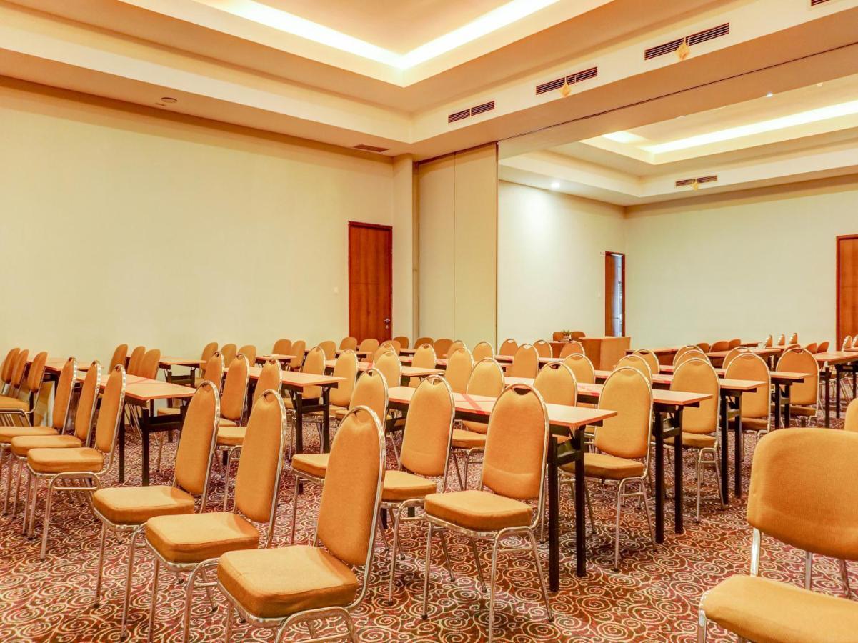 Townhouse Oak Hotel Grand Cikarang Exterior foto