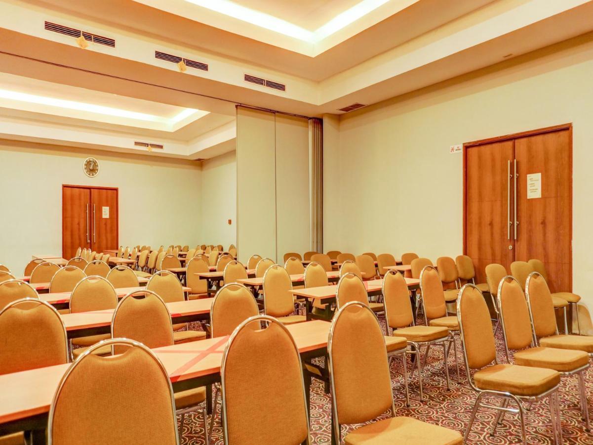 Townhouse Oak Hotel Grand Cikarang Exterior foto