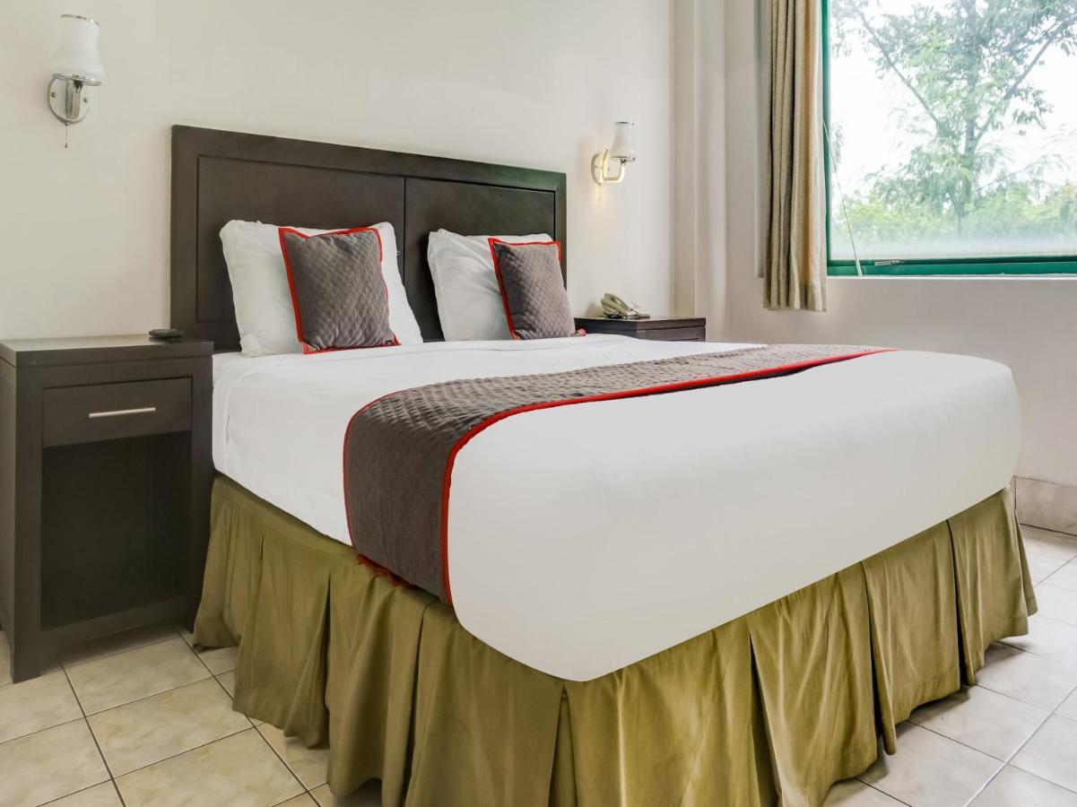 Townhouse Oak Hotel Grand Cikarang Exterior foto