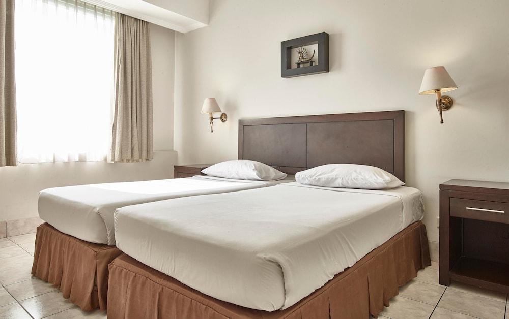 Townhouse Oak Hotel Grand Cikarang Exterior foto